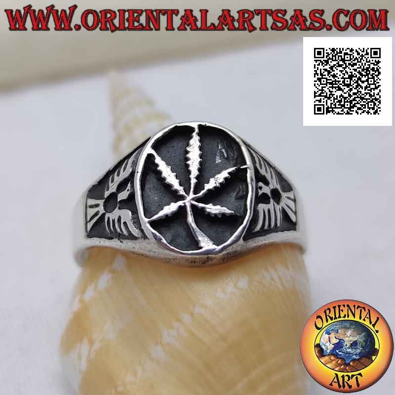 Bague en argent avec feuille de marijuana dans l'ovale en bas-relief et aigle sur les côtés