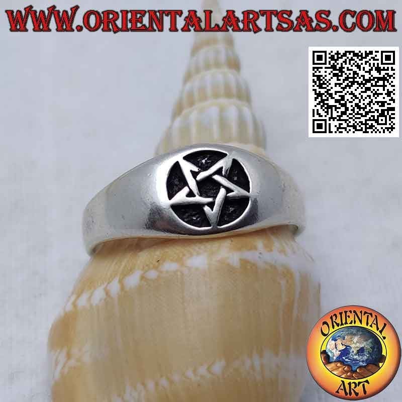 Bague en argent lisse avec pentacle lisse dans le cercle en bas-relief (petit)
