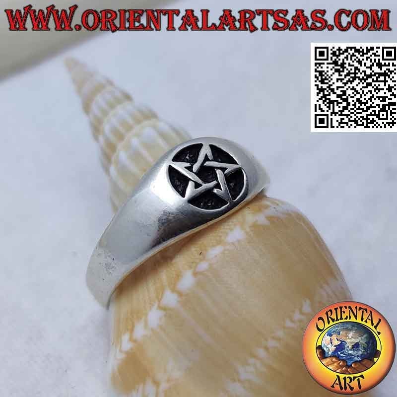 Bague en argent lisse avec pentacle lisse dans le cercle en bas-relief (petit)
