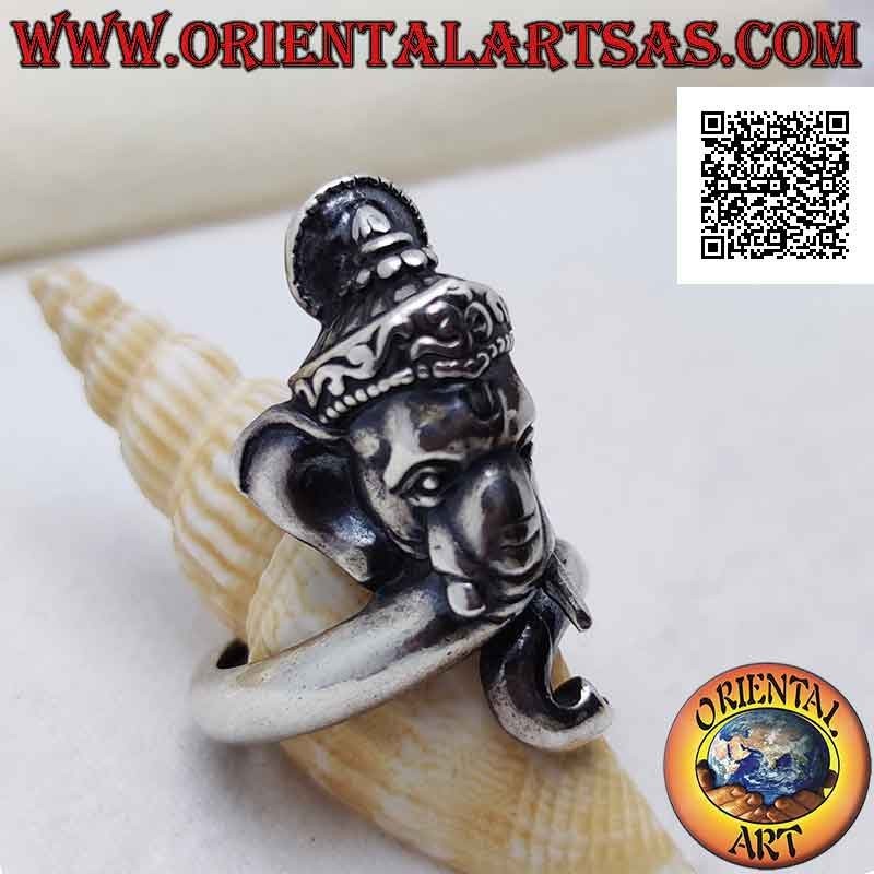 Anillo de plata en forma de cabeza de Ganesh con sílaba sánscrita "ॐ" Oṃ en la frente