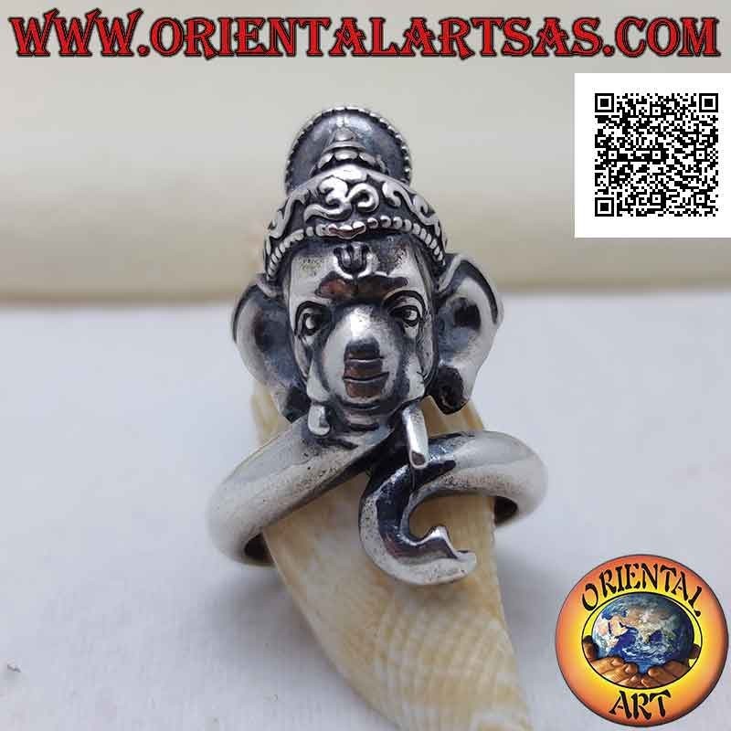 Anello in argento a forma di testa di Ganesh con sillaba sanscrita "ॐ" Oṃ sulla fronte