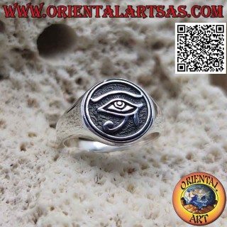 Anillo de plata lisa con ojo de Horus en círculo en bajorrelieve