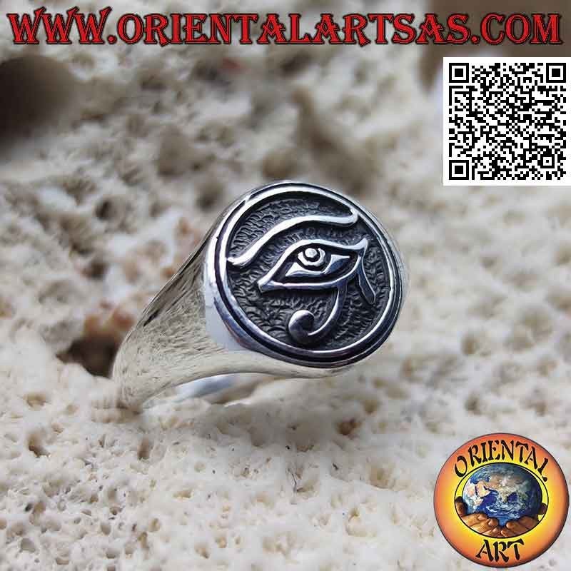 Anillo de plata lisa con ojo de Horus en círculo en bajorrelieve