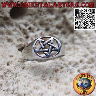Anello in argento liscio con pentacolo liscio nell'ovale orizzontale traforato