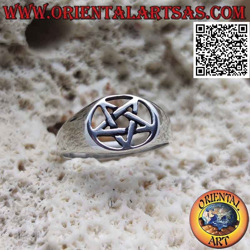 Bague en argent lisse avec pentacle lisse dans l'ovale perforé horizontal