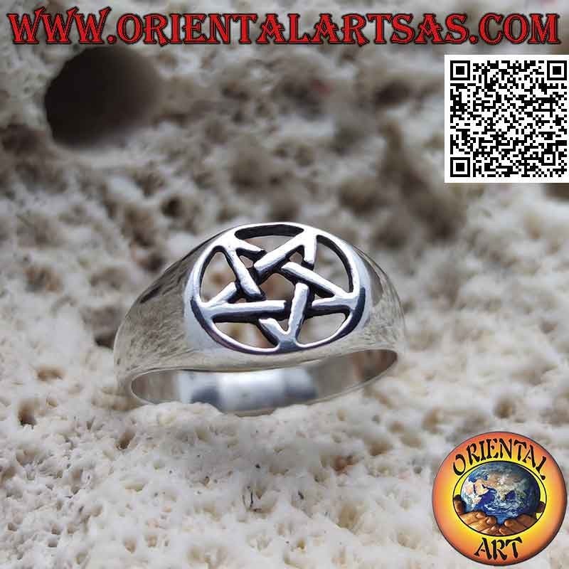 Bague en argent lisse avec pentacle lisse dans l'ovale perforé horizontal