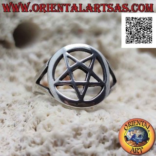 Anello in argento con pentacolo liscio nel cerchio traforato agganciato a due (tondeggiante)
