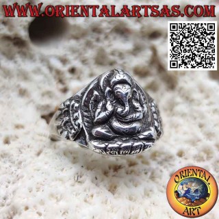 Silberring mit sitzendem Ganesh im Hochrelief und Krone an den Seiten
