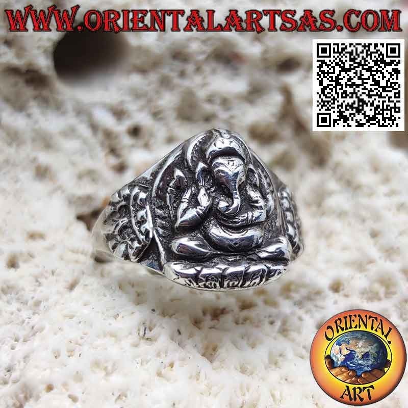 Bague en argent avec Ganesh assis en haut relief et couronne sur les côtés