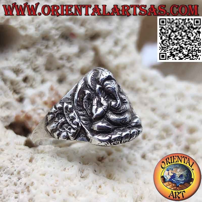 Anello in argento con Ganesh seduto in altorilievo e corona sui lati