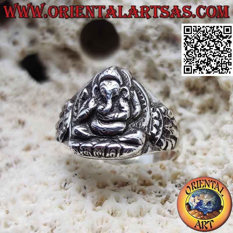 Silberring mit sitzendem Ganesh im Hochrelief und Krone an den Seiten