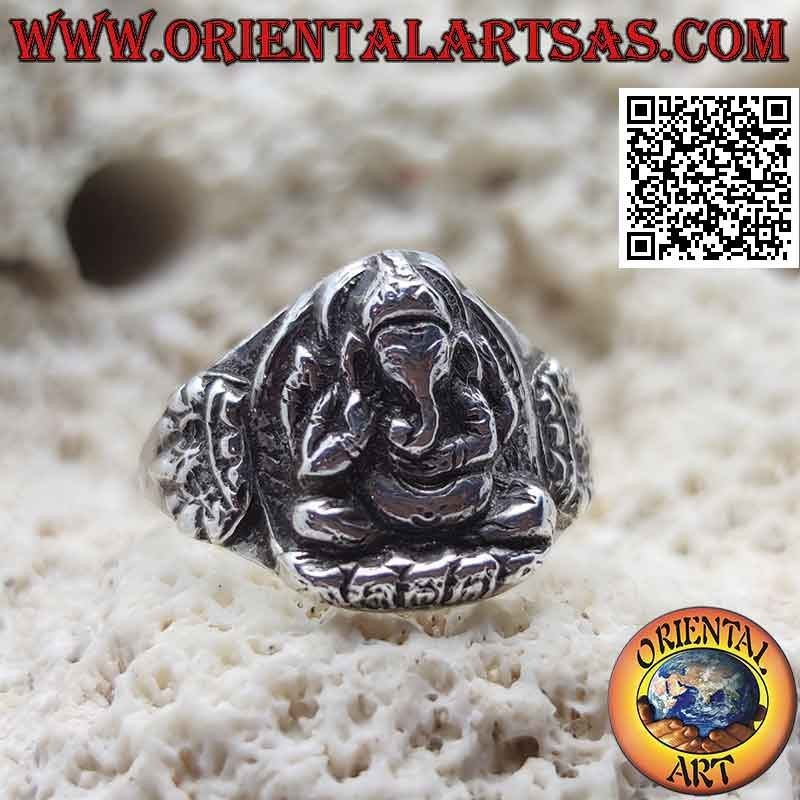 Silberring mit sitzendem Ganesh im Hochrelief und Krone an den Seiten