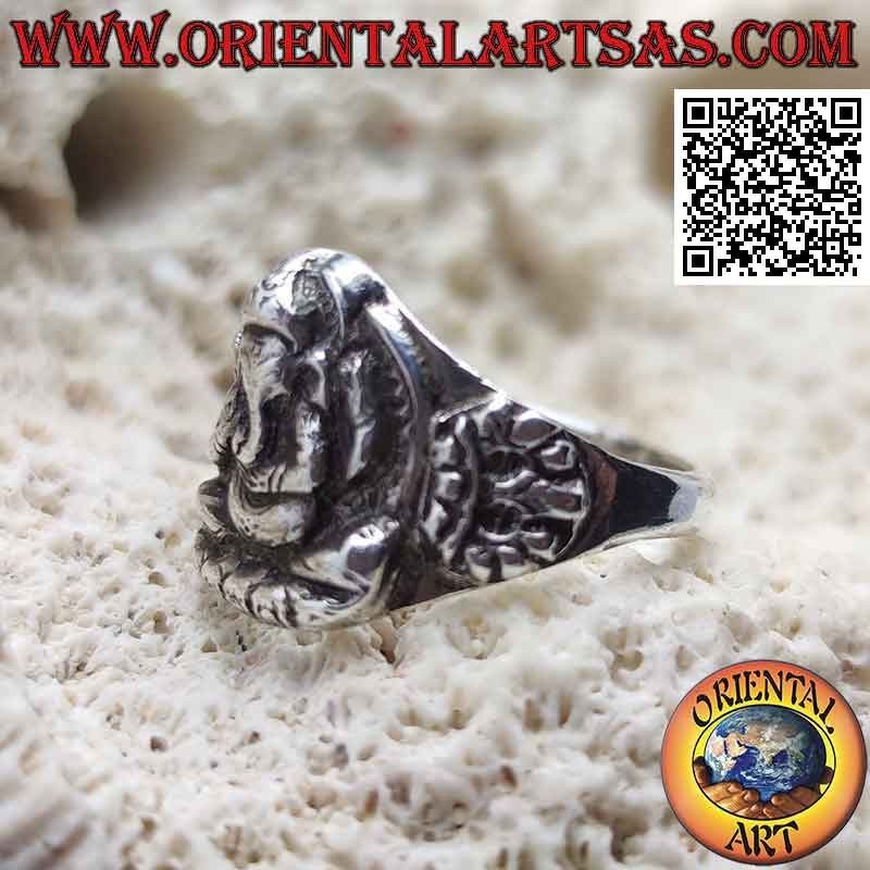 Anello in argento con Ganesh seduto in altorilievo e corona sui lati