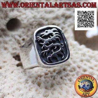 Glatter silberner Ring mit Lindwurm (Drache) im gebogenen Rechteck im Basrelief