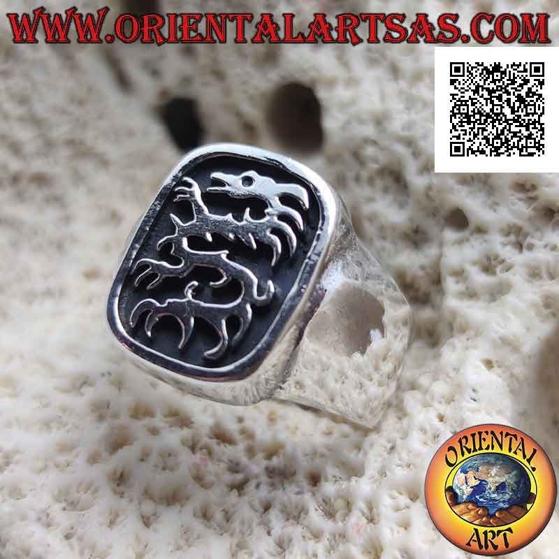 Anello in argento liscio con lindworm (drago) nel rettangolo curvo in bassorilievo