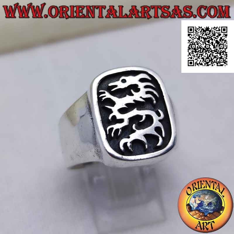 Bague en argent lisse avec tilleul (dragon) dans le rectangle incurvé en bas-relief
