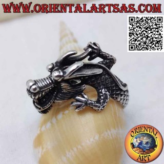 Bague en argent en forme de dragon népalais enveloppant avec un museau grondant