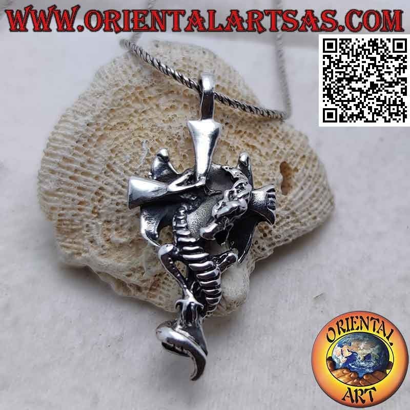 Pendentif croix latine lisse en argent avec dragon ailé accroché