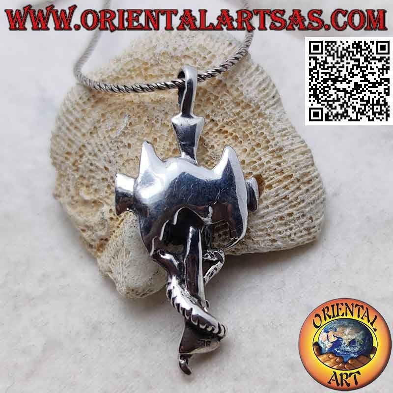 Colgante de plata con cruz latina lisa con dragón alado aferrado