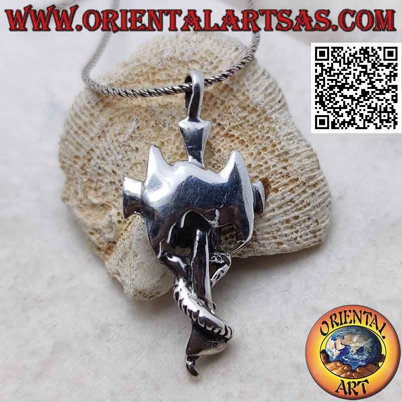 Colgante de plata con cruz latina lisa con dragón alado aferrado