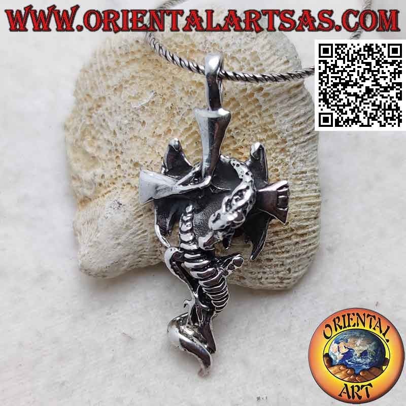Pendentif croix latine lisse en argent avec dragon ailé accroché