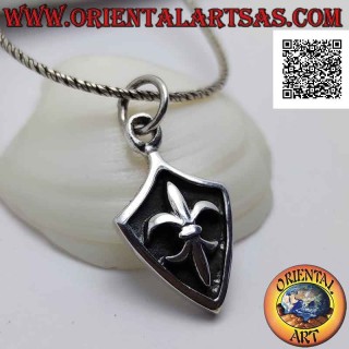 Colgante de plata, escudo romboidal con azucena en alto relieve sobre fondo oscuro