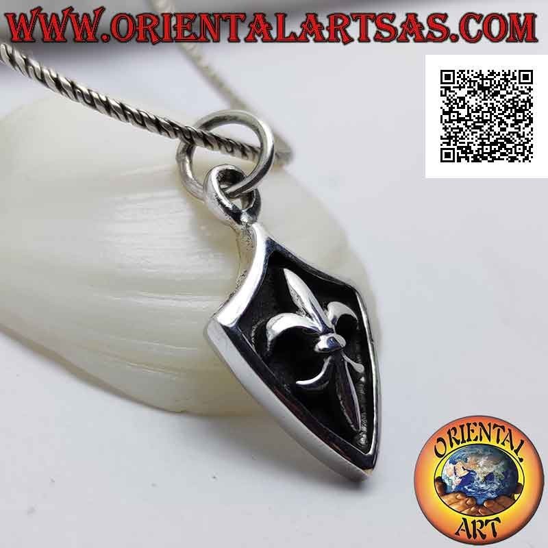 Colgante de plata, escudo romboidal con azucena en alto relieve sobre fondo oscuro
