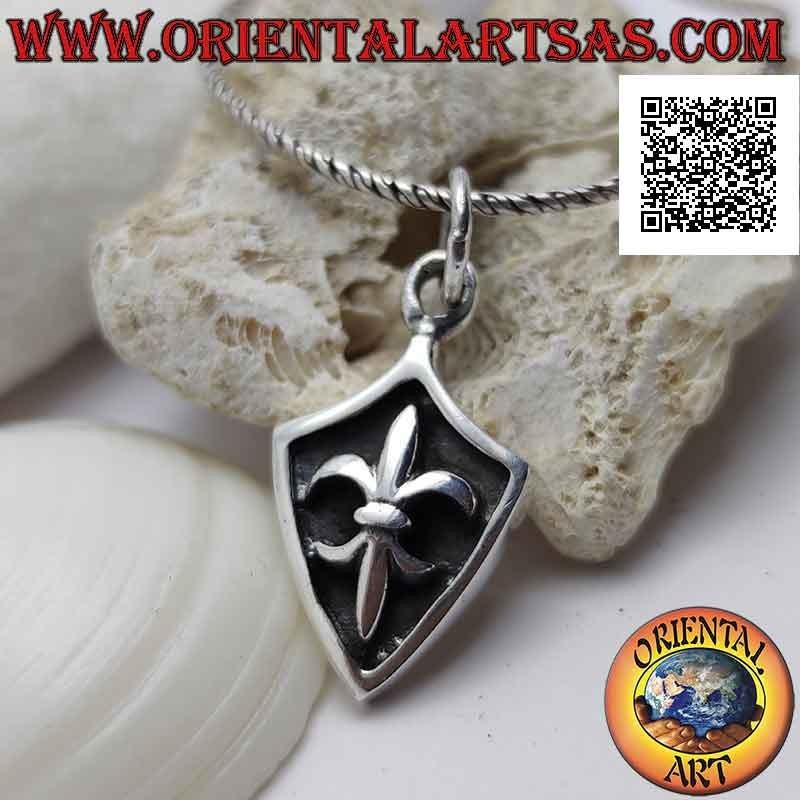 Pendentif en argent, bouclier rhomboïde avec lys en haut relief sur fond sombre