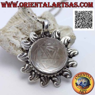 Pendentif en argent en forme de soleil avec Sri Yantra gravé sur cabochon central en cristal de roche rond
