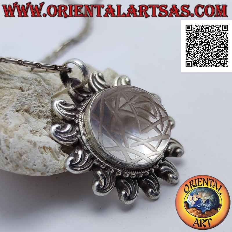 Pendentif en argent en forme de soleil avec Sri Yantra gravé sur cabochon central en cristal de roche rond