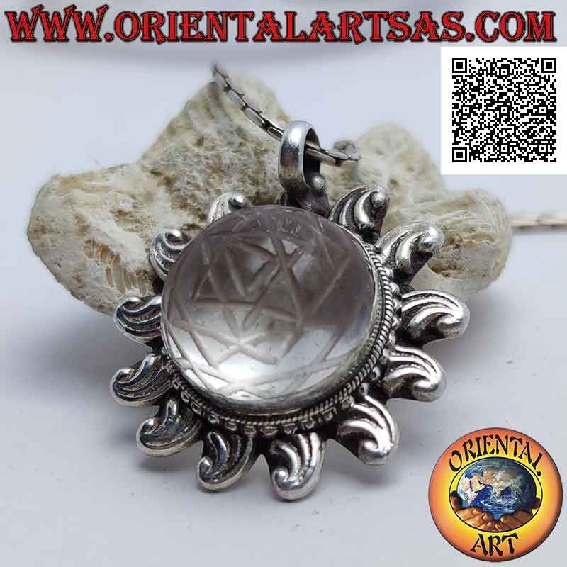 Silberanhänger in Form einer Sonne mit Sri Yantra, eingraviert in einen runden Bergkristall aus zentralem Cabochon