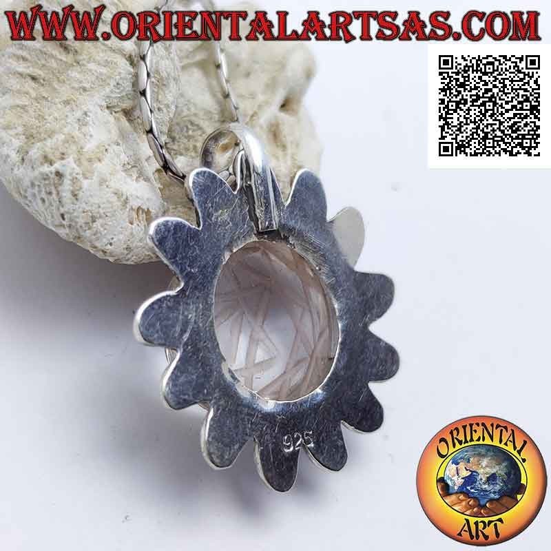 Ciondolo in argento a forma di sole sagomato con Sri Yantra inciso su cristallo di rocca tondo cabochon centrale