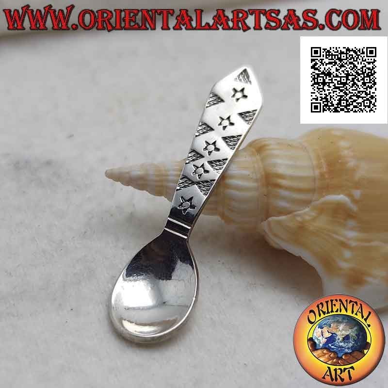 Colgante de plata en forma de cucharadita con estrellas y triángulos rayados grabados