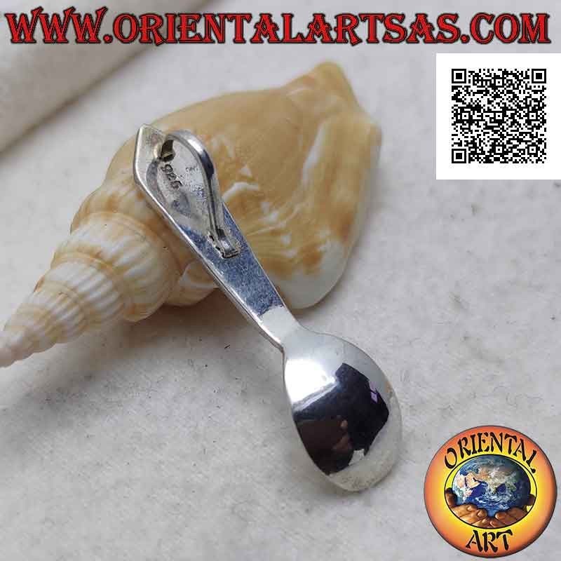 Colgante de plata en forma de cucharadita con estrellas y triángulos rayados grabados