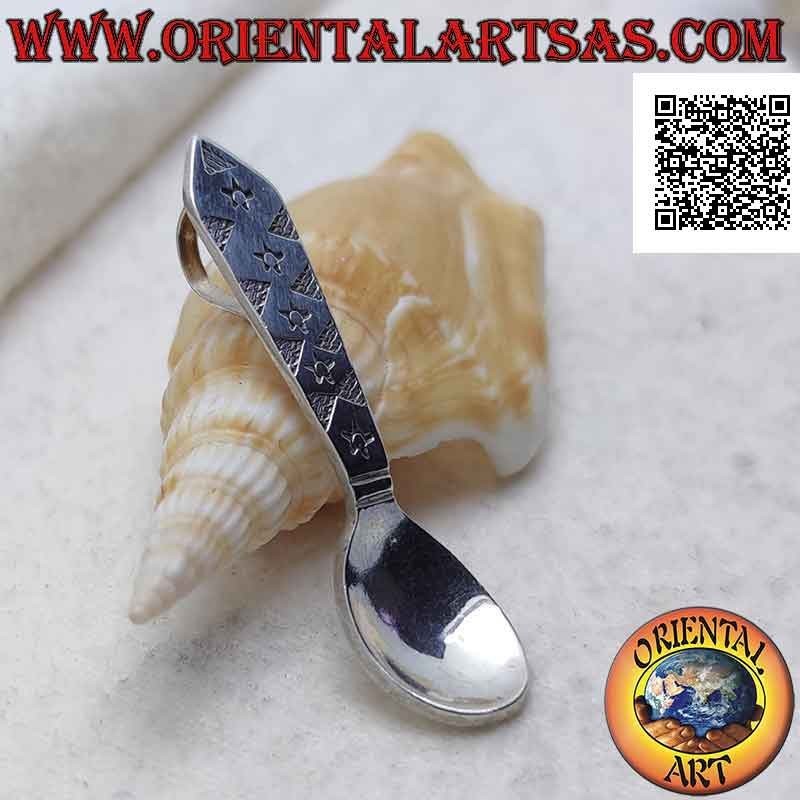 Ciondolo in argento a forma di cucchiaino con stelline e triangolini rigati incisi