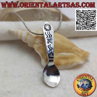 Colgante cucharilla de plata con grabados geométricos (X)
