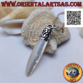 Colgante de plata con cuerno de nácar y gancho con S en bajorrelieve