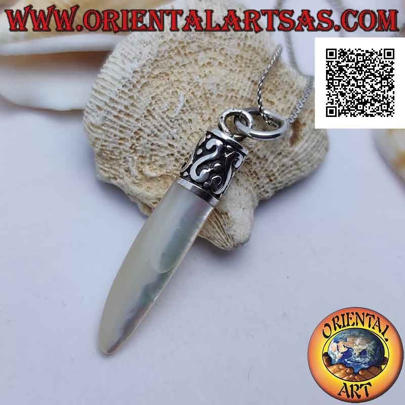 Pendentif en argent avec corne de nacre et crochet avec S en bas-relief