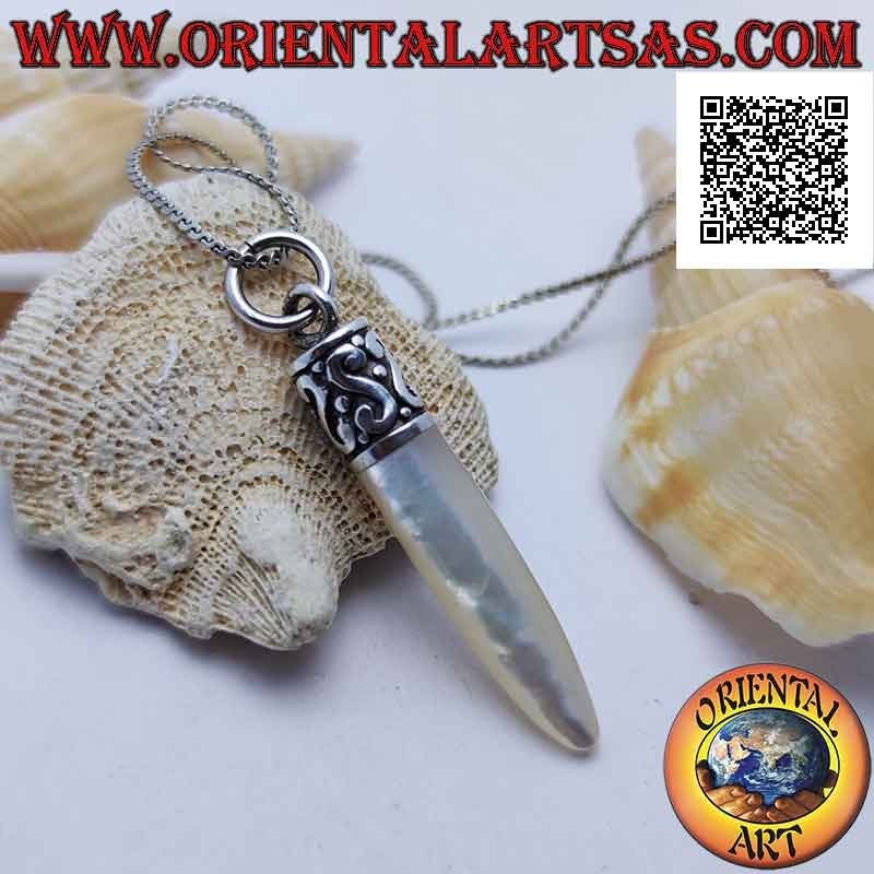 Colgante de plata con cuerno de nácar y gancho con S en bajorrelieve