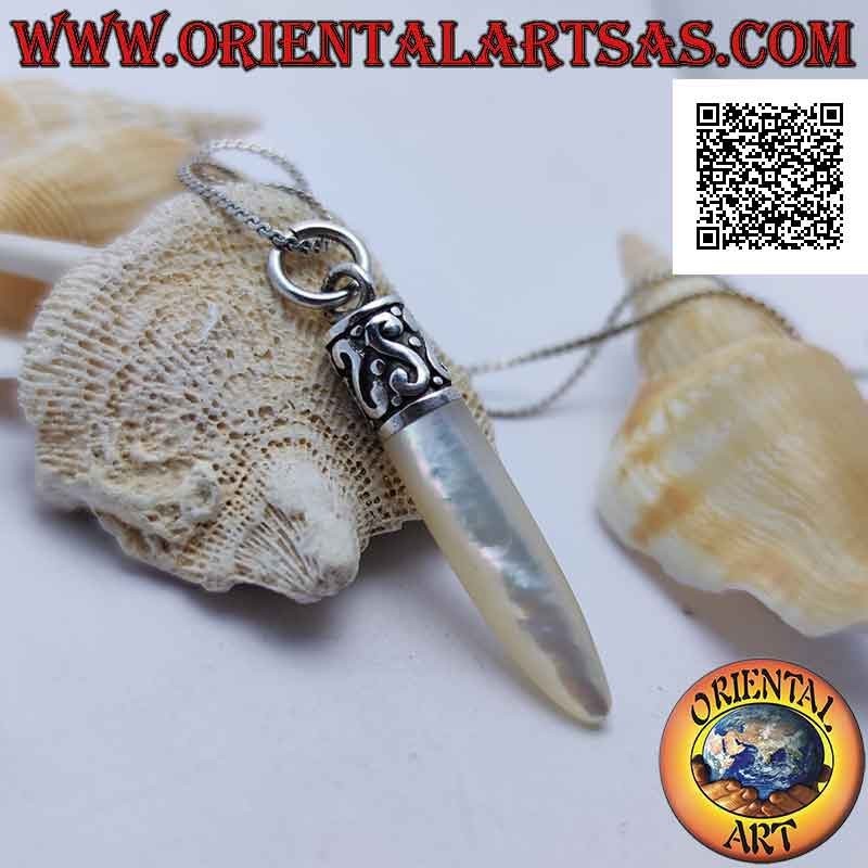 Colgante de plata con cuerno de nácar y gancho con S en bajorrelieve