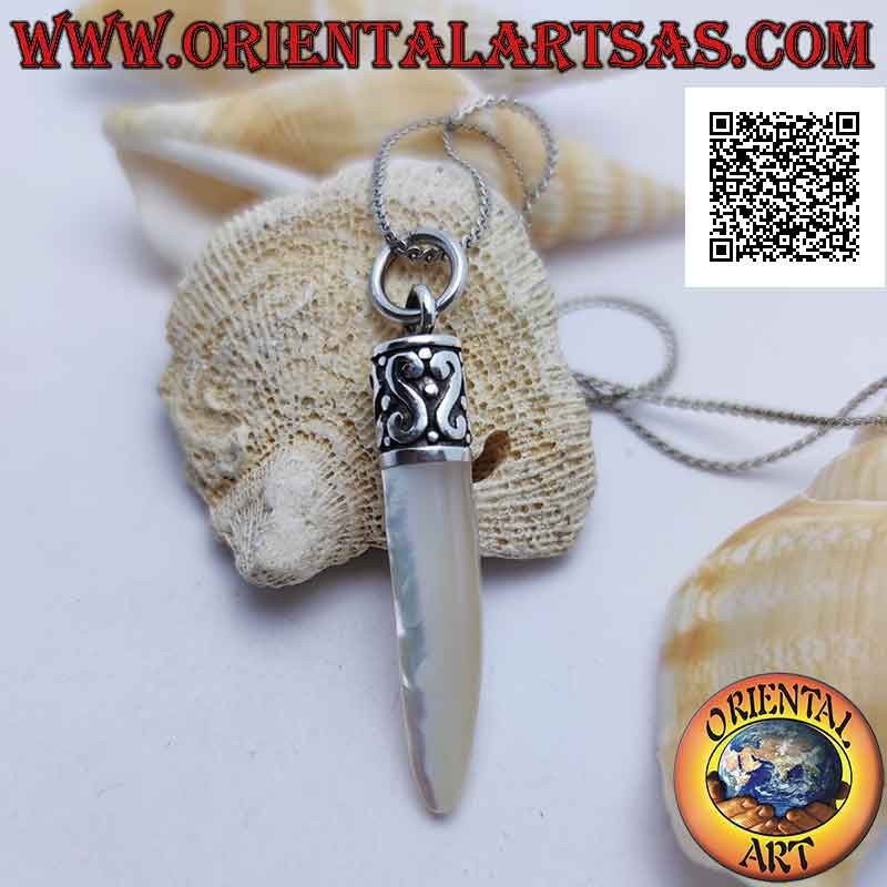 Pendentif en argent avec corne de nacre et crochet avec S en bas-relief