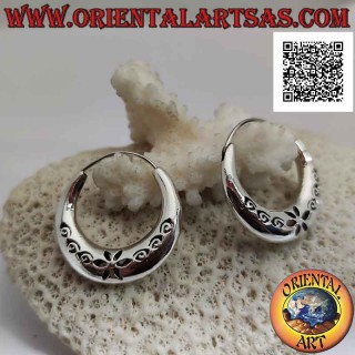Boucles d'oreilles en argent, cercles lisses en croissant avec marguerite et spirales perforées