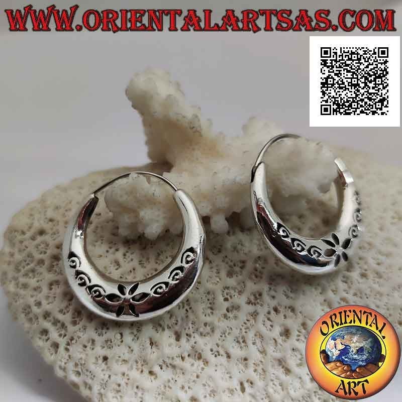 Boucles d'oreilles en argent, cercles lisses en croissant avec marguerite et spirales perforées