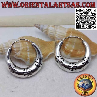 Pendientes de plata, círculos de media luna lisos con trío de flores perforadas