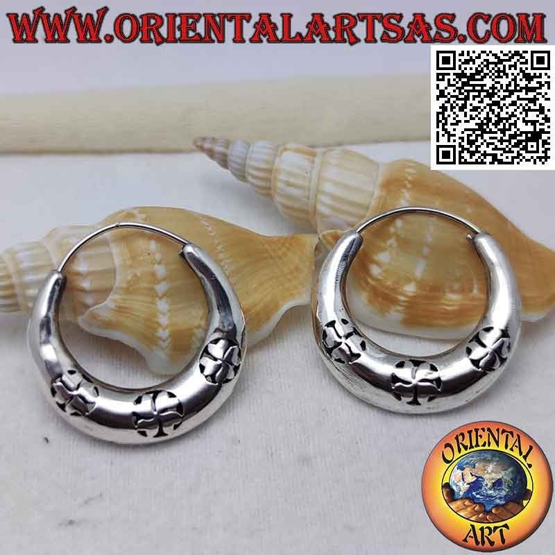 Pendientes de plata, círculos de media luna lisos con trío de flores perforadas