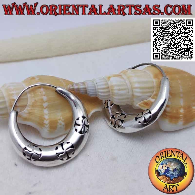 Boucles d'oreilles en argent, cercles lisses en croissant avec trio de fleurs perforées