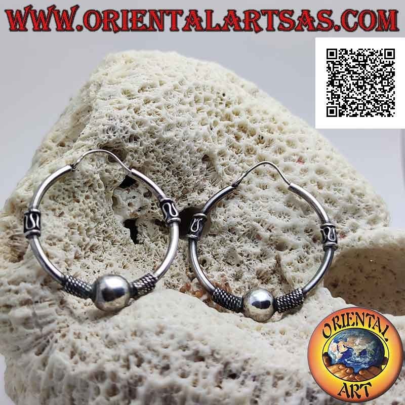 Pendiente de plata, círculo trabajado con bola entre entrelazado y serpentina en los lados, 32 mm