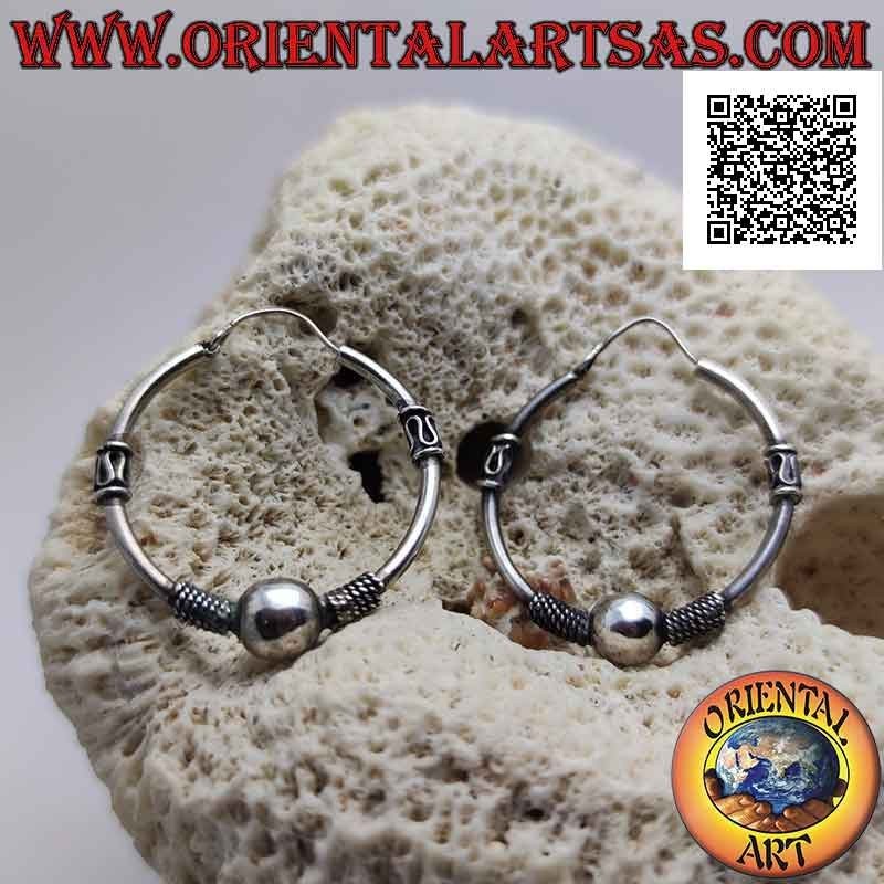 Silberohrring, Kreis gearbeitet mit einer Kugel zwischen Verflechtung und Serpentin an den Seiten, 32 mm