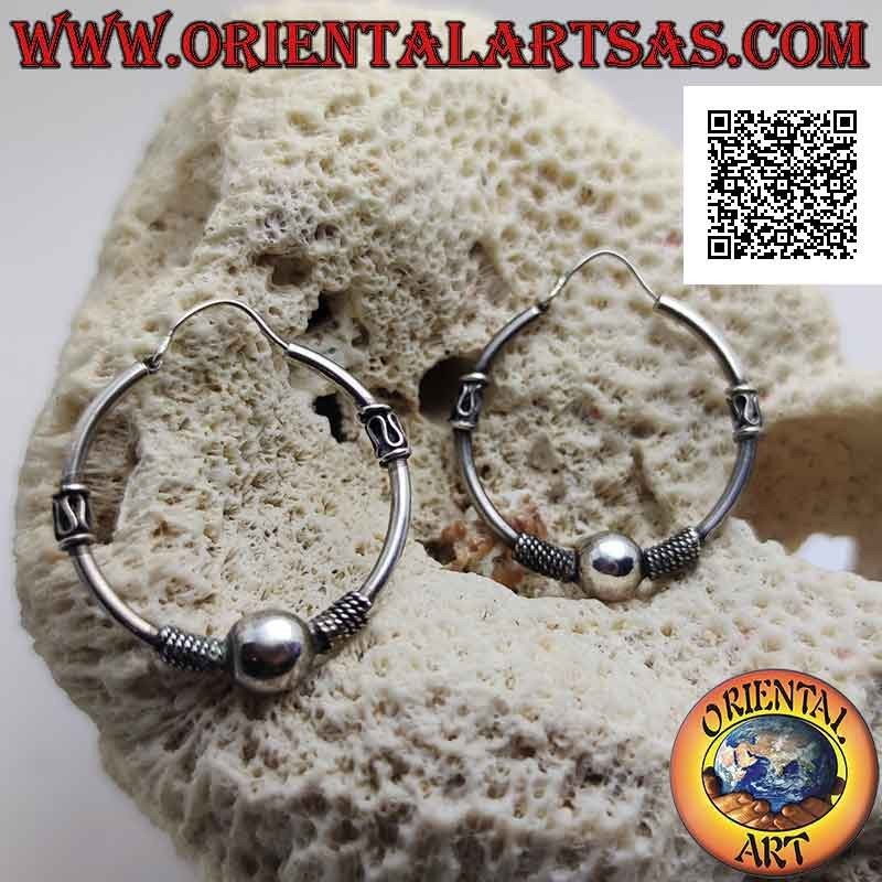 Silberohrring, Kreis gearbeitet mit einer Kugel zwischen Verflechtung und Serpentin an den Seiten, 32 mm