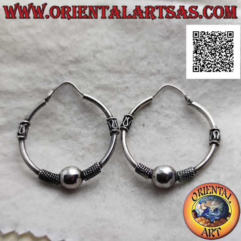 Orecchino in argento, cerchio lavorato pallina tra intreccio e serpentina ai lati, 32 mm